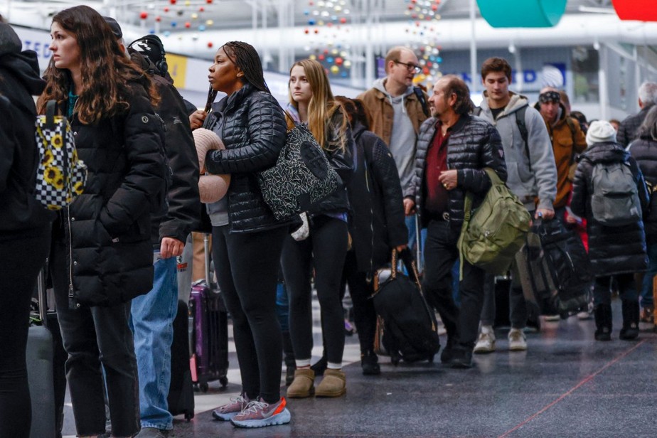 Viajantes esperam na fila para fazer o check-in de seus voos no Terminal 1 da United Airlines antes do feriado de Natal no Aeroporto Internacional O'Hare, em Chicago