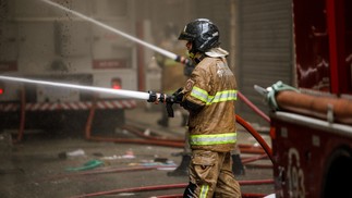 Bombeiros combatem incêndio que consumiu a loja Simões, no Saara, Centro do Rio — Foto: Brenno Carvalho/Agência O Globo