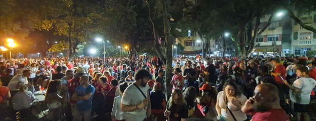 Praça São Salvador, na Zona Sul do Rio, vive expectativa do resultado das urnas — Foto: Leo Martins/Agência O Globo