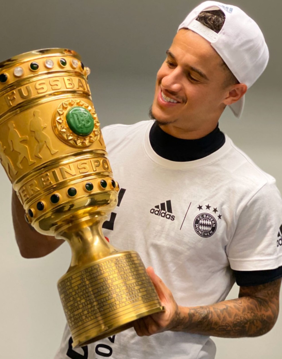 Philippe Coutinho posa com a taça Copa da Alemanha — Foto: Reprodução/Instagram
