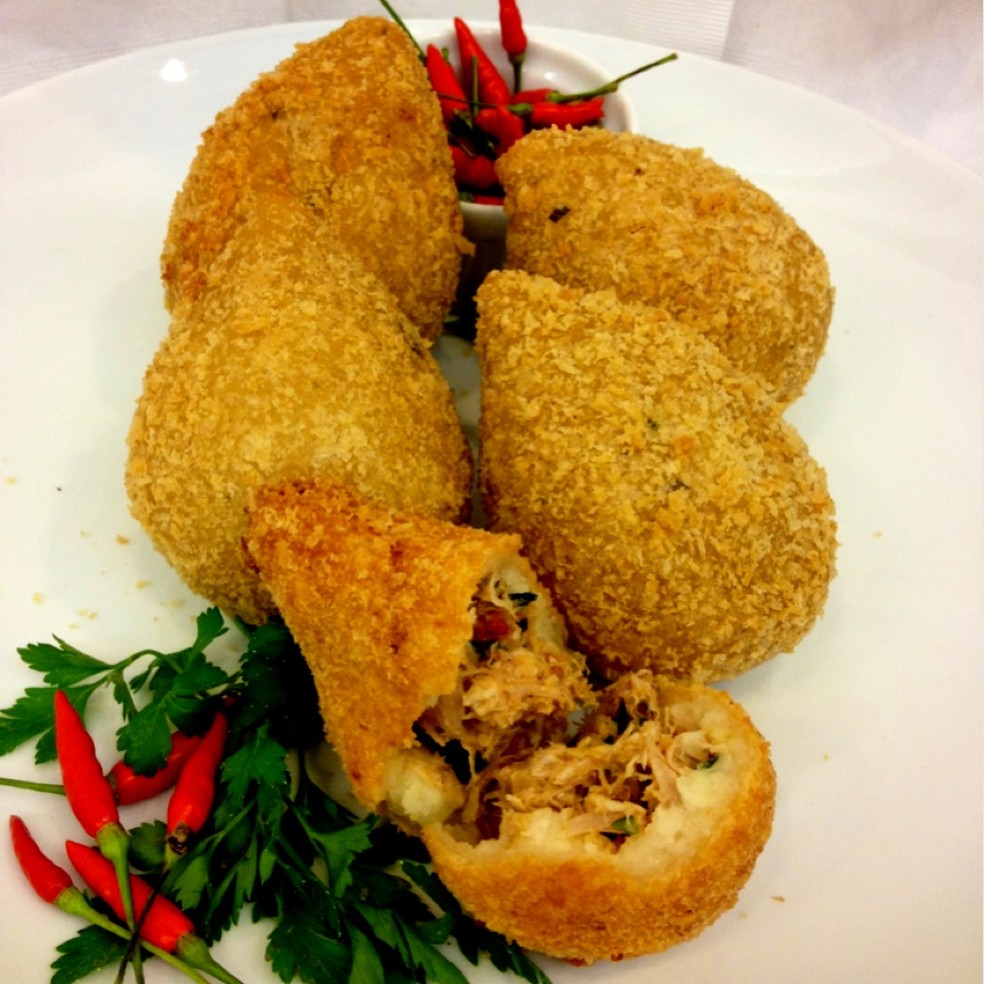 Coxinha Pao De Queijo Receitas Receitas Pão de queijo ingredientes 500 g de polvilho doce 2 xícaras (chá) de água (400 ml) ½ xícara (chá) de óleo (100 ml) 200 g de queijo meia cura ralado 2 ovos 1 colher (sopa) rasa de sal modo de preparo coloque o polvilho em um recipiente e reserve. coxinha pao de queijo