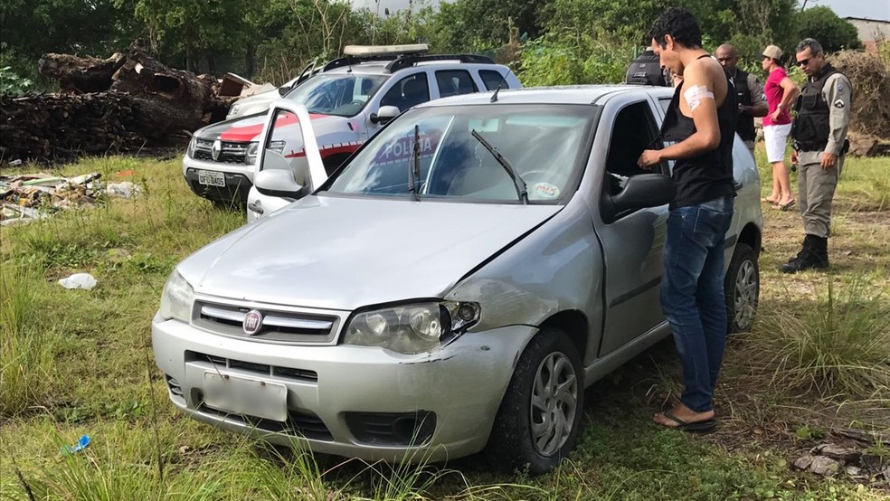 Carro levado pelos bandidos foi achado horas depois em terreno baldio em João Pessoa (Foto: Walter Paparazzo/G1)