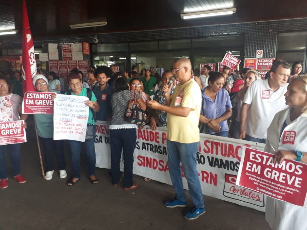 Servidores da SaÃºde do RN, em greve, fecharam a porta do Pronto Socorro ClÃ³vis Sarinho, em Natal â€” Foto: Marksuel Figueredo/Inter TV Cabugi