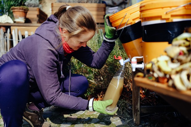Woman making environmentally friendly fertilizer from bio waste using bokashi diy system.Bio waste is fermented by microorganism and terra preta into fertilizer. (Foto: Getty Images)
