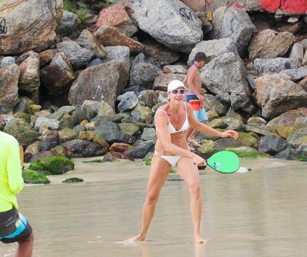 Fernanda Venturini joga frescobol em praia carioca (Foto: Francisco Silva/AgNews)