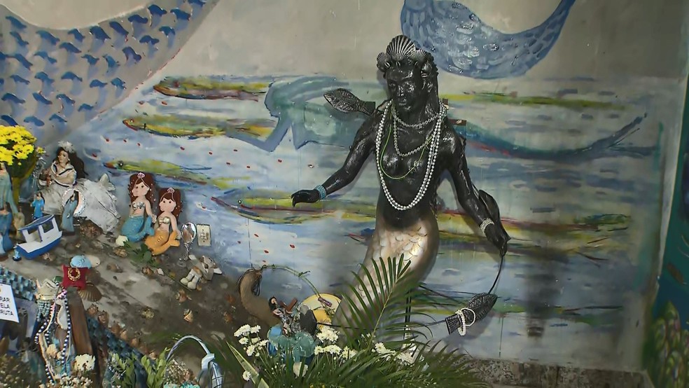 Na véspera do Dia de Iemanjá, Colônia de Pescadores de Salvador ganha escultura negra que retrata orixá das águas salgadas — Foto: Reprodução/TV Bahia