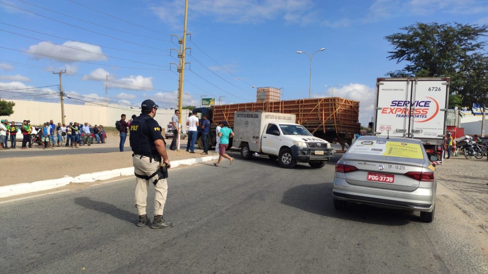 Acidente envolvendo um caminhão e uma motocicleta deixa um jovem morto em Petrolina — Foto: Amanda Franco/ TV Grande Rio 