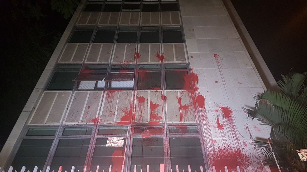PrÃ©dio onde a ministra CÃ¡rmen LÃºcia tem apartamento, em Belo Horizonte, Ã© pichado de tinta vermelha (Foto: ThaÃ­s Pimentel/G1)