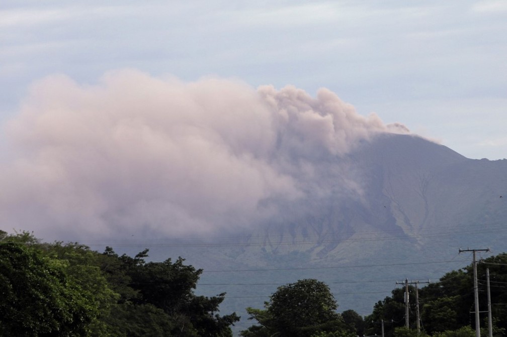 O vulcão Telica, da Nicarágua, registrou nesta quarta-feira (29) explosões de gases e cinzas — Foto: Divulgação/INTI OCON/AFP