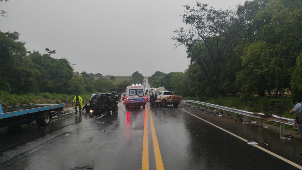 Uma pessoa morreu e outras quatro ficaram feridas em acidente em Martinópolis na tarde deste sábado (16) — Foto: Polícia Militar Rodoviária