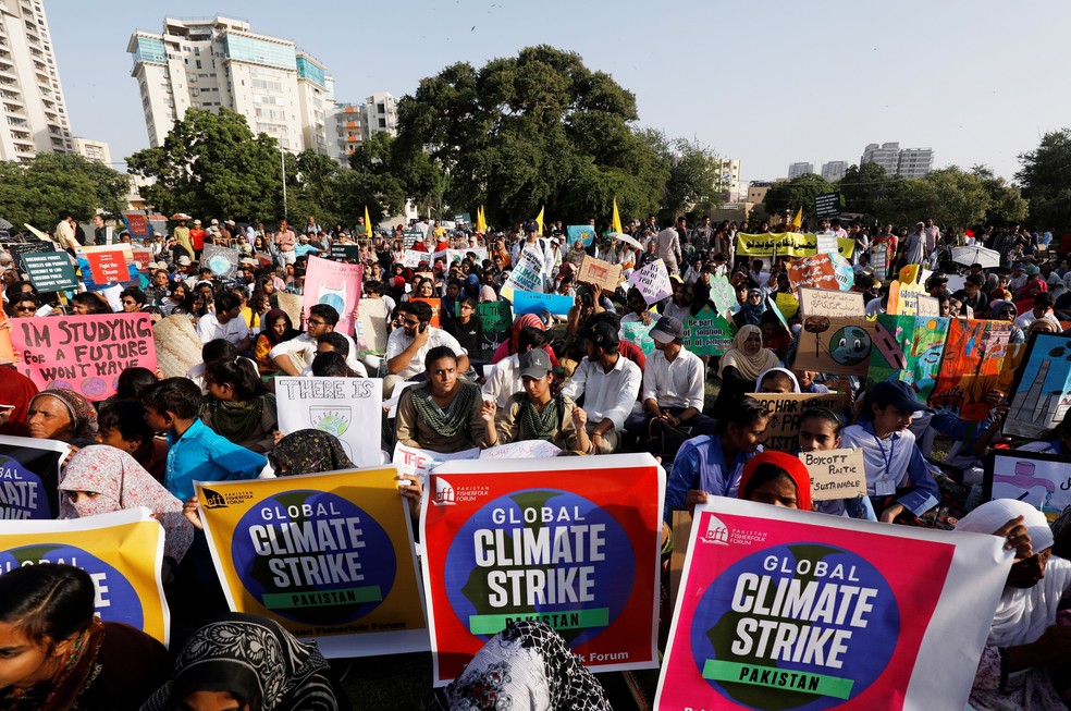 Clima: Protesto em Karachi, no Paquistão, nesta sexta (20). — Foto: Akhtar Soomro/Reuters