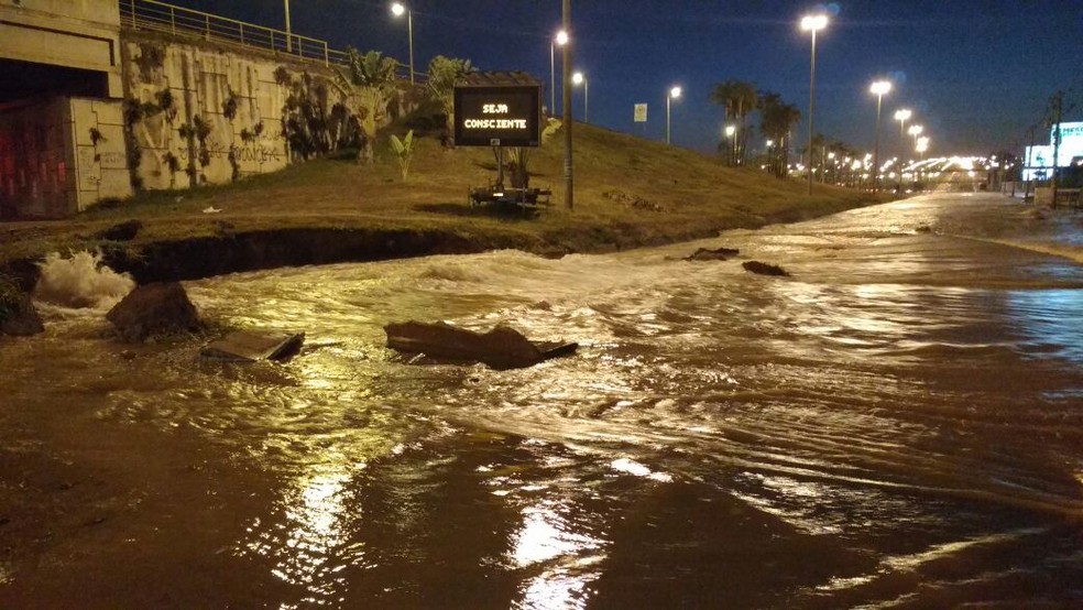 Água alaga trecho da EPTG (Foto: Arquivo Pessoal)
