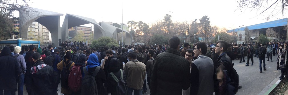 Protesto perto da Universidade de Teerã, no dia 30 de dezembro, obtida de redes sociais (Foto: Reuters)