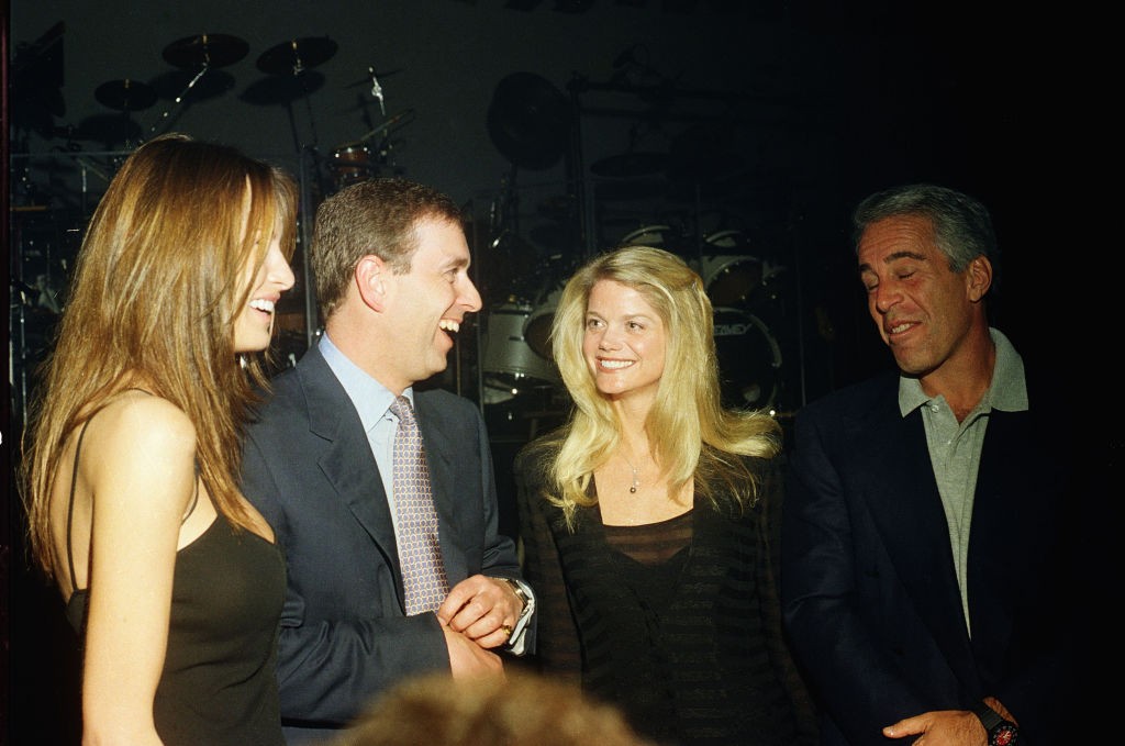 Melania Trump, Prince Andrew, Gwendolyn Beck e Jeffrey Epstein em festa em Palm Beach no ano 2000 (Foto: Davidoff Studios/Getty Images)