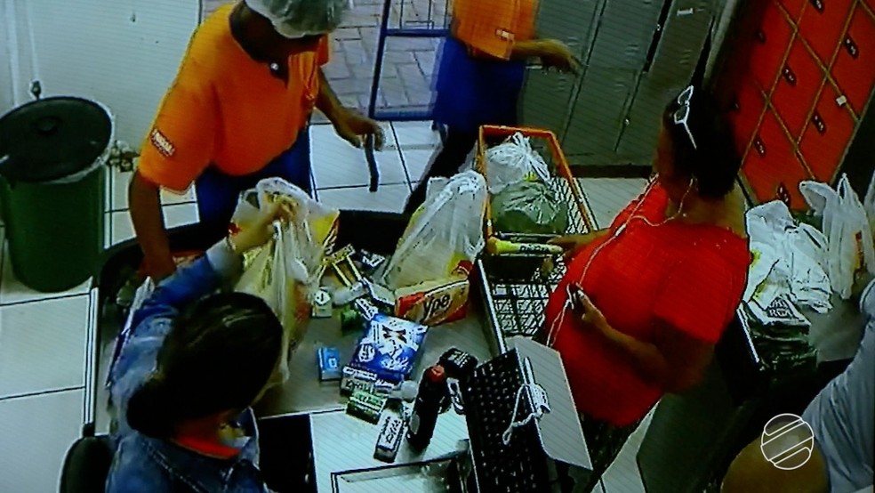 Imagens de seguranÃ§a mostram 'vovÃ³ do crime' em compras com cartÃµes de vÃ­timas (Foto: ReproduÃ§Ã£o/TV Morena)