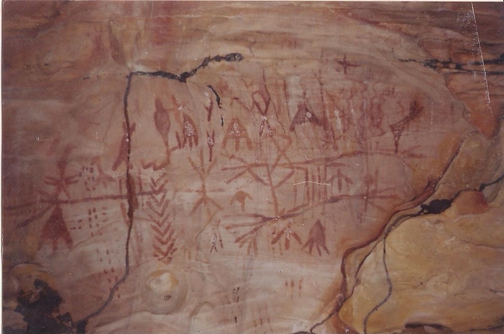 Os sítios abrigam gravuras e pinturas rupestres — Foto: Reprodução