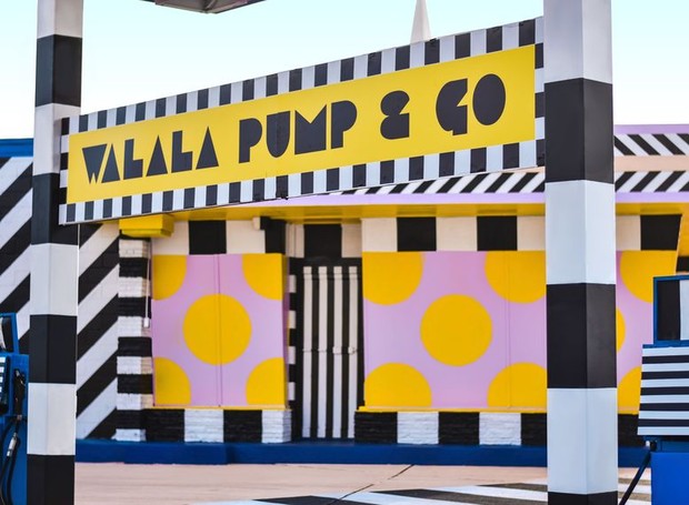 Com o nome de Walala Pump & Go, a instalação foi executada com a ajuda de artistas e residentes locais (Foto: Justkids/ Designboom/ Reprodução)