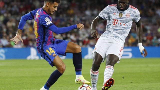 Philippe Coutinho em ação sob marcação de Upamecano