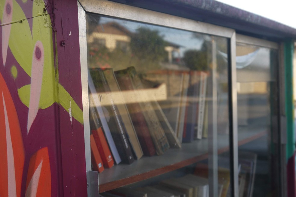 Biblioteca de muro foi criada em abril de 2018, no bairro Floresta, em Joinville — Foto: Arquivo pessoal
