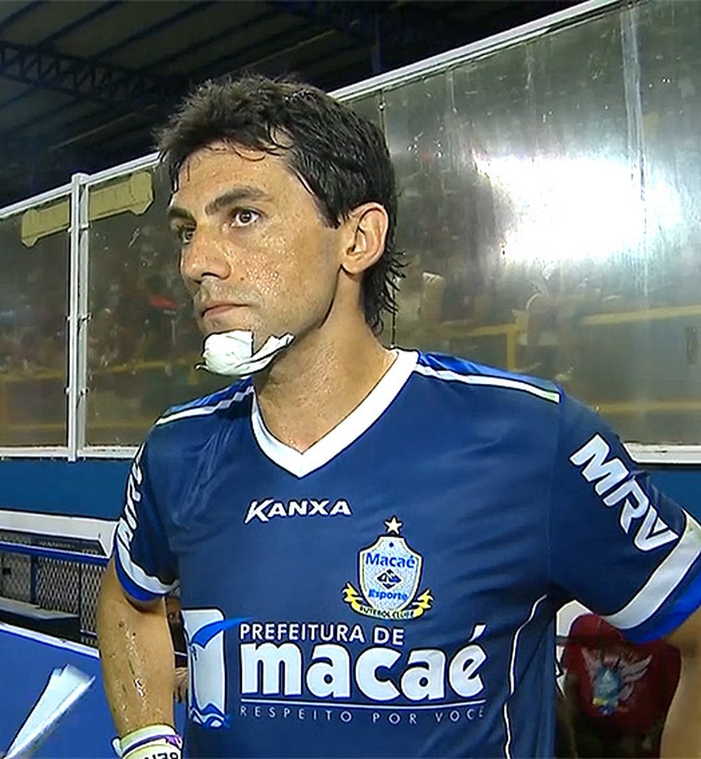 Invasão de torcida e agressão a goleiro: relembre o polêmico Macaé x Fla de 2015