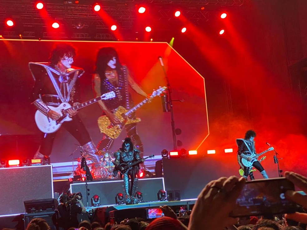 Fãs das bandas Scorpions, Kiss e Sepultura ganham autógrafos, vídeos e  fotos com ídolos em Manaus, as