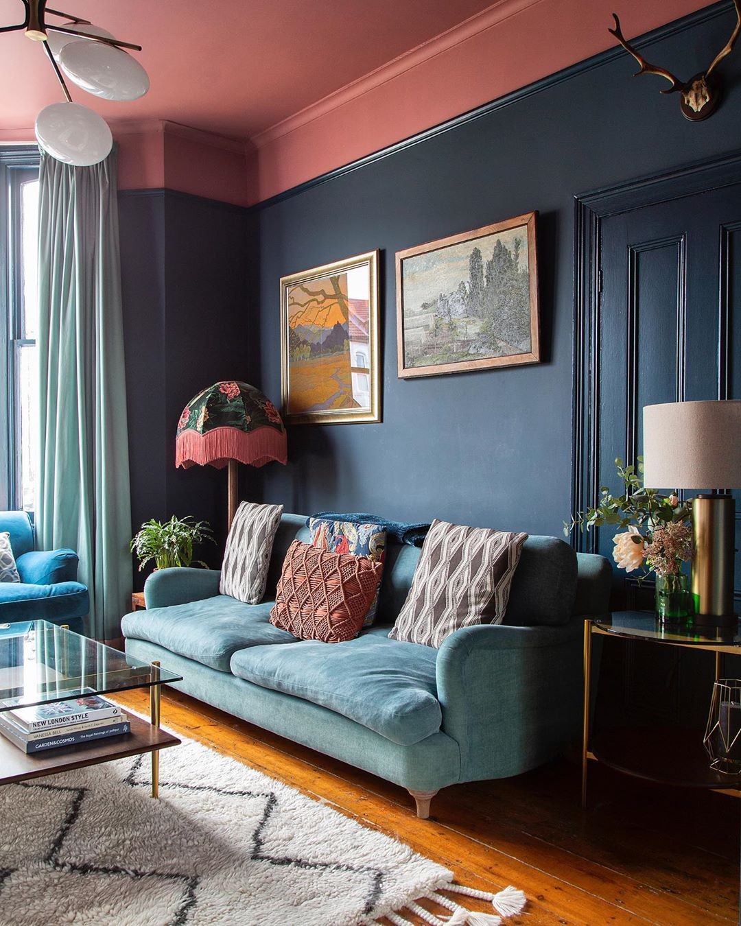 Décor do dia: sala de estar azul com teto rosa (Foto: Reprodução/Instagram)