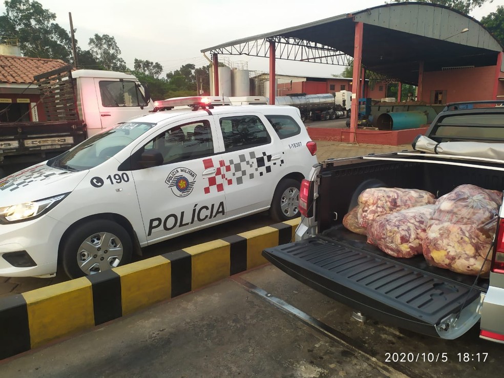 Carga de carne foi apreendida e restituída à vítima — Foto: Polícia Militar