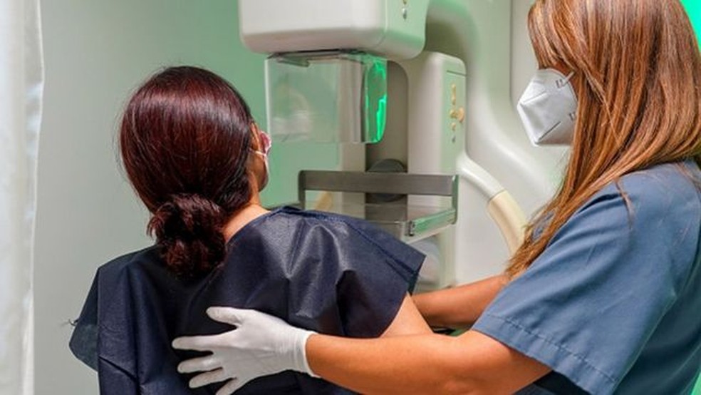 Fazer exames de rastreamento, como a mamografia, e detectar casos de câncer no início são maneiras de lidar com a questão — Foto: GETTY IMAGES/BBC