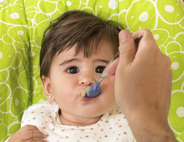 Bebê comendo papinha (Foto: Thinkstock)