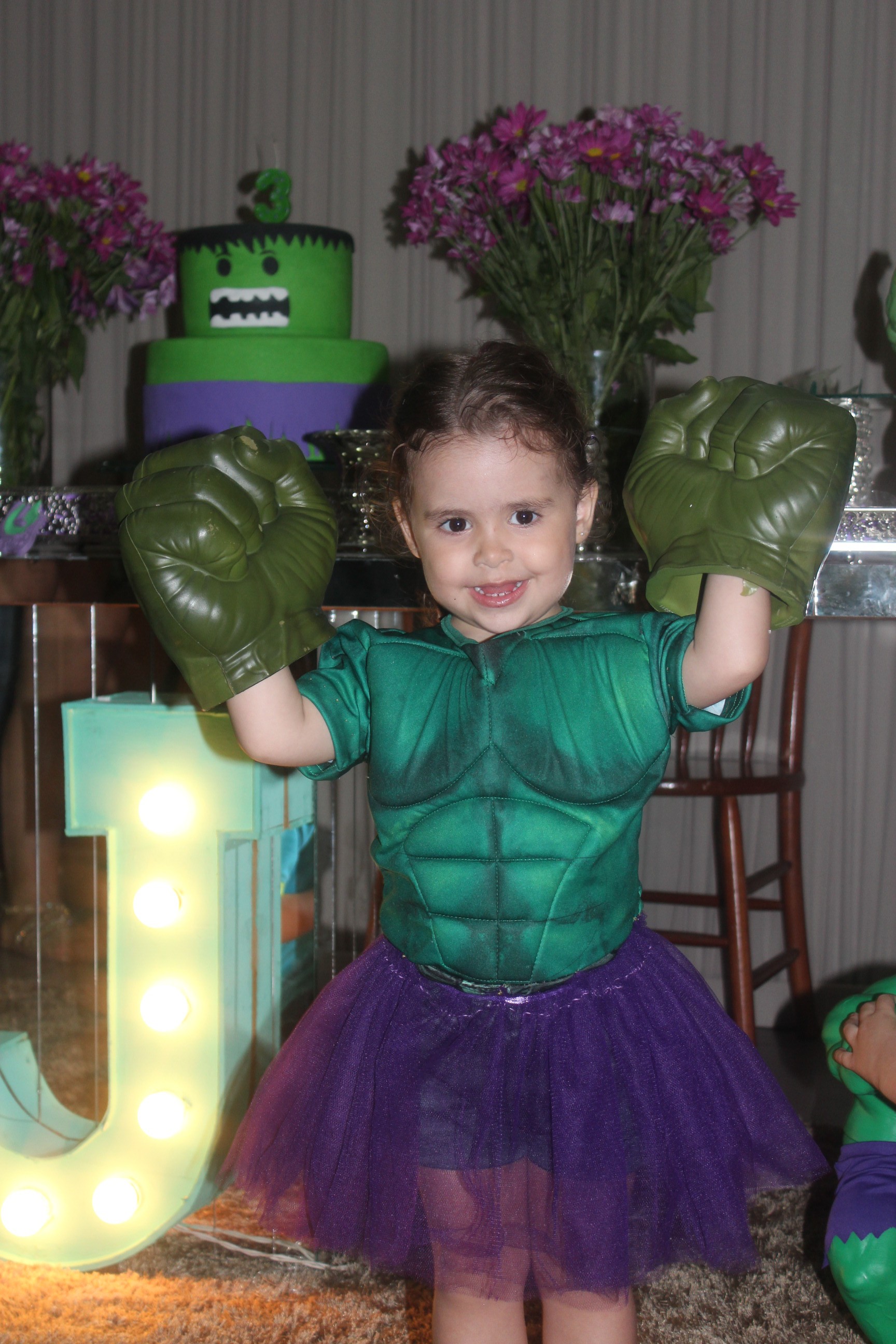 Júlia fantasiada de Hulk para o 