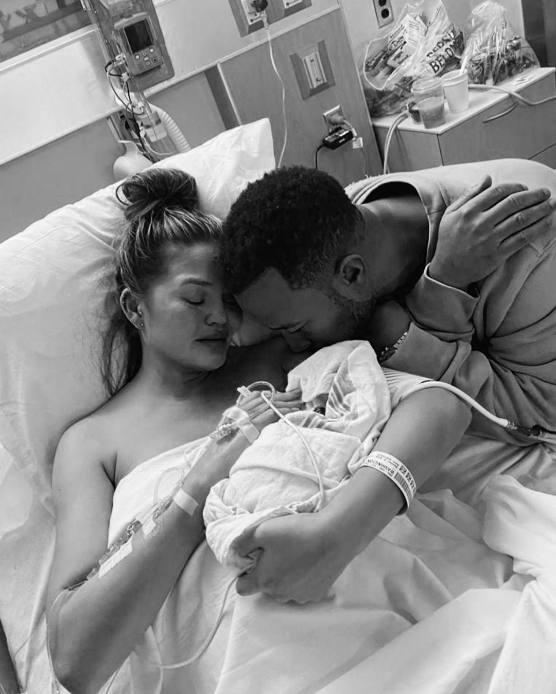 Chrissy Teigen e John Legend com o bebê natimorto (Foto: Instagram/ Reprodução)