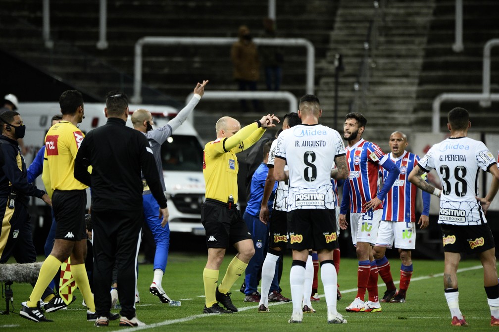 PÊNALTI! Sálvio vê dois pênaltis bem marcados por árbitro em Corinthians x Bahia