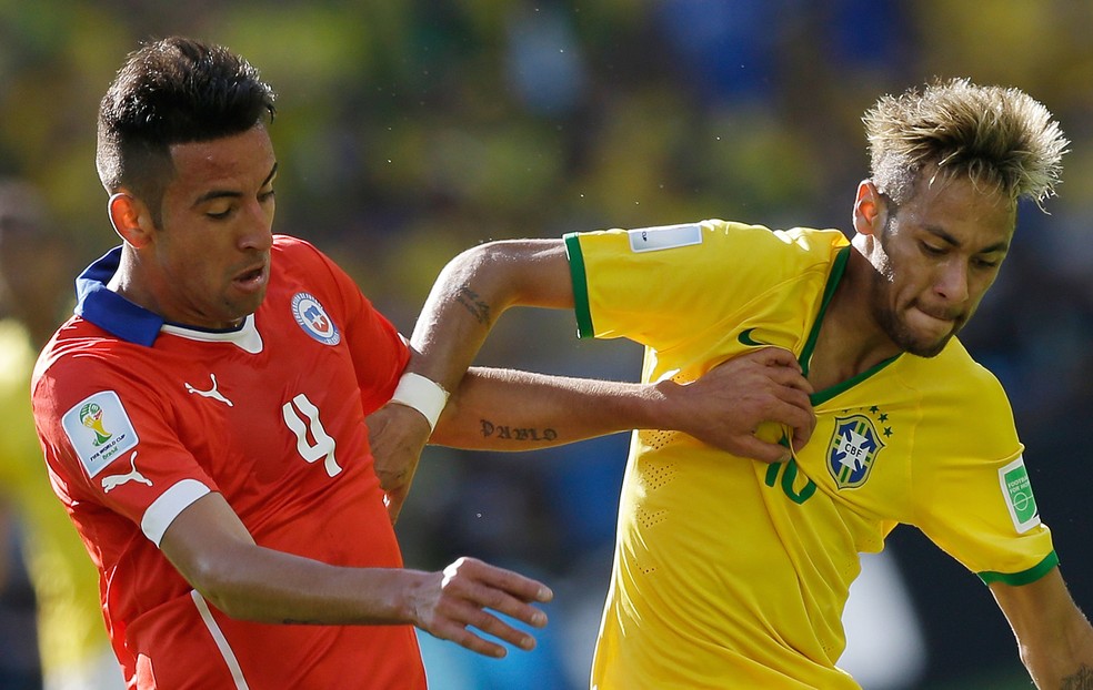 Isla marca Neymar nas oitavas de final da Copa de 2014 — Foto: AP 