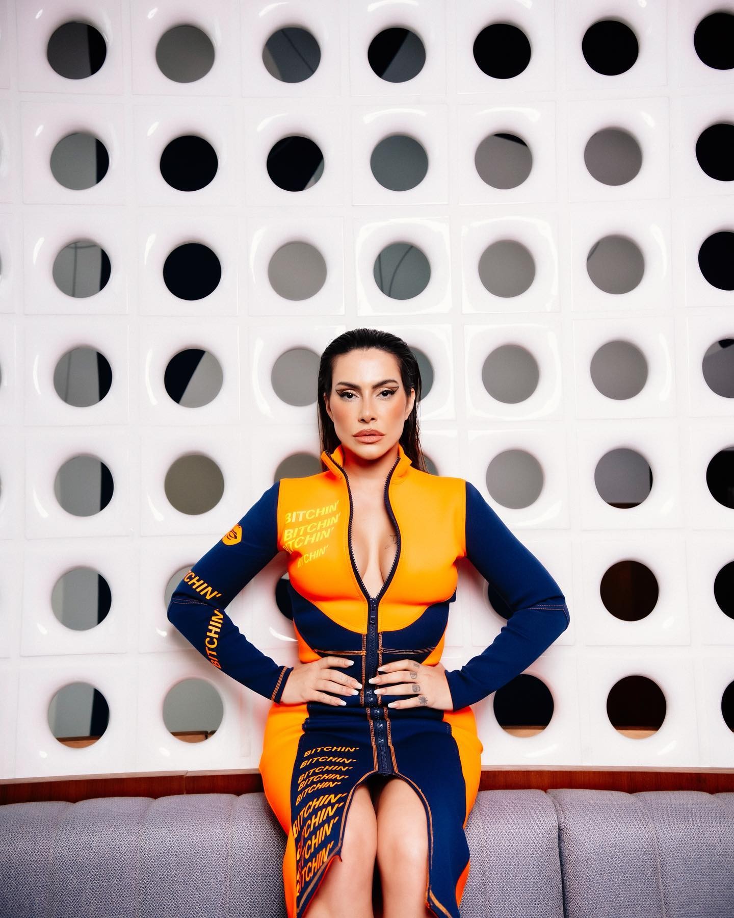 Cleo publica álbum de fotos com vestido em tons de laranja e azul e zíper frontal (Foto: Reprodução / Instagram)