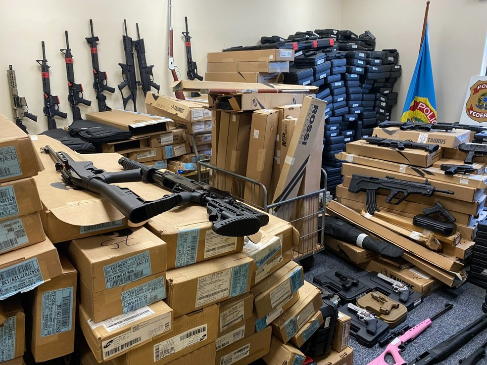 Armas apreendidas pela Polícia Federal em Nova Iguaçu, na Baixada Fluminense — Foto: Divulgação/ PF