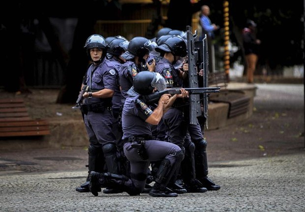 Integrantes da Polícia no centro de São Paulo, bloqueando avanço dos manifestantes durante a Greve Geral (Foto: Fernando Bizerra/EFE)