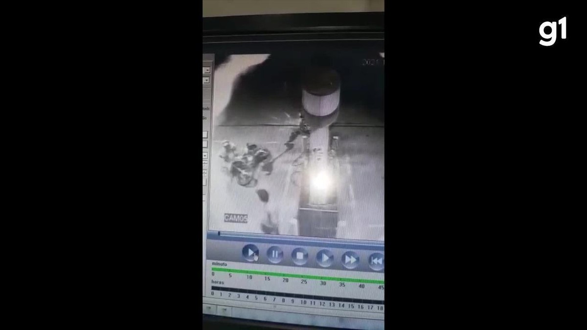 VÍDEO: Menor flagrado agredindo ex com capacete, cadeira e canivete é apreendido pela Polícia Civil