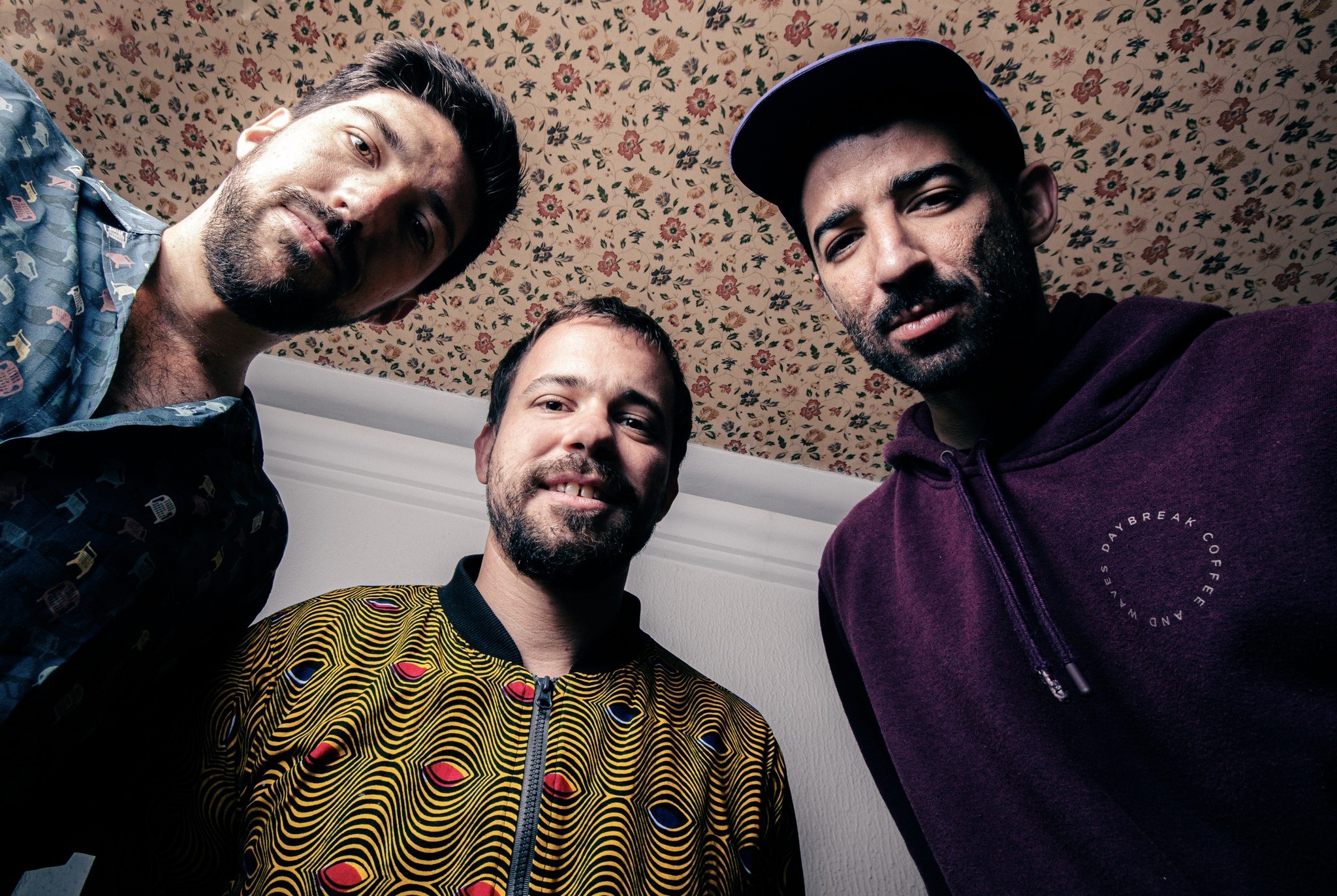 Trio paulistano de jazz Caixa Cubo ambiciona reinventar o conceito de 'fusion' no álbum 'Agôra'