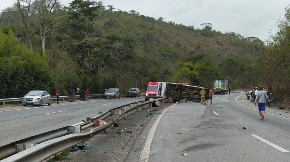A van capotou na altura do km 53, no distrito de Pedro do Rio, em Petrópolis