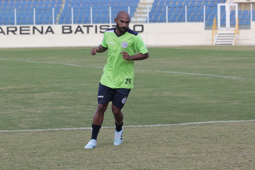 Felipe Cordeiro vinha sendo o capitão do Confiança e se diz apto para jogar tanto como lateral-direito quanto como volante (Foto: Osmar Rios)