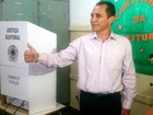 Candidato ao governo de MT, Dr. José Roberto vota em escola de Cuiabá