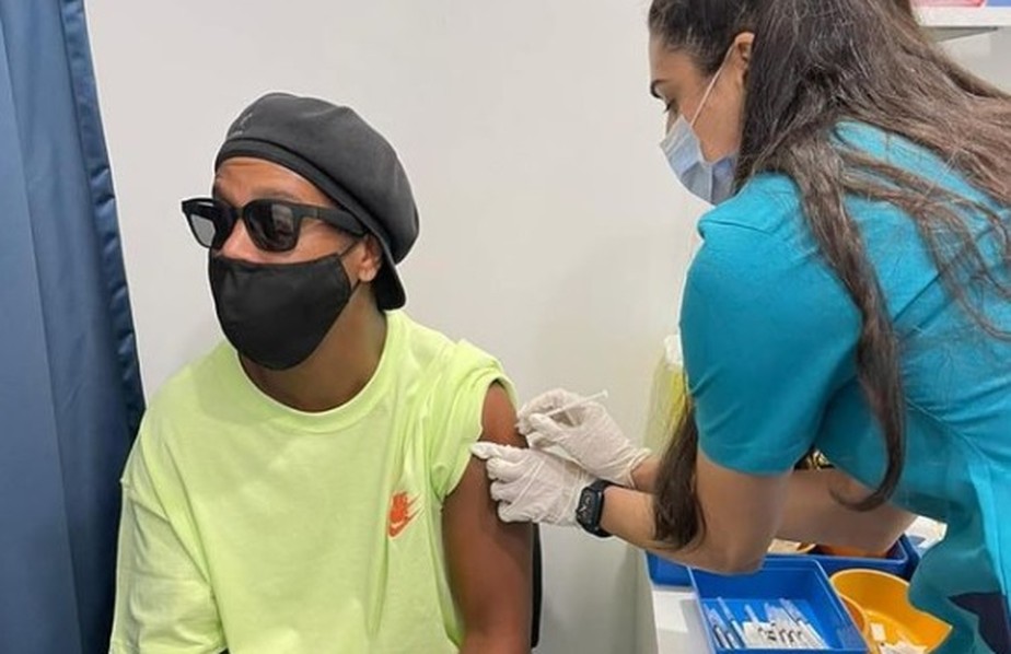 Em Dubai, Ronaldinho Gaúcho é vacinado contra Covid-19:
