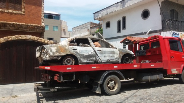 Carro carbonizado onde teria sido encontrado o corpo da cantora Loalwa (Foto: Lucas Pasin / EGO)