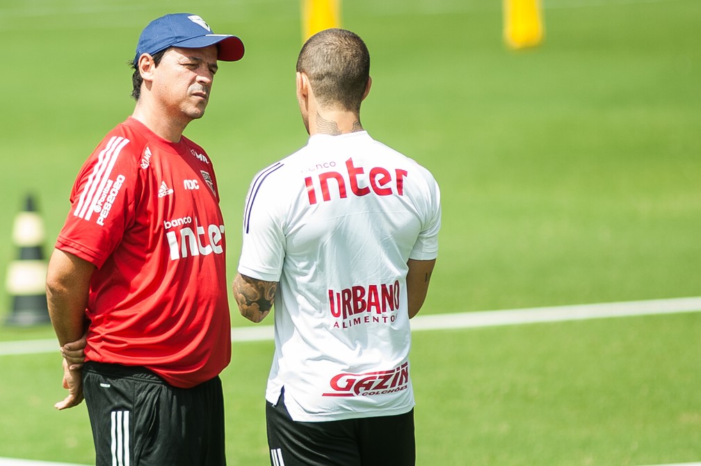 Fernando Diniz conversa com Alexandre Pato em treino do São Paulo — Foto: MAURíCIO RUMMENS/FOTOARENA/ESTADÃO CONTEÚDO