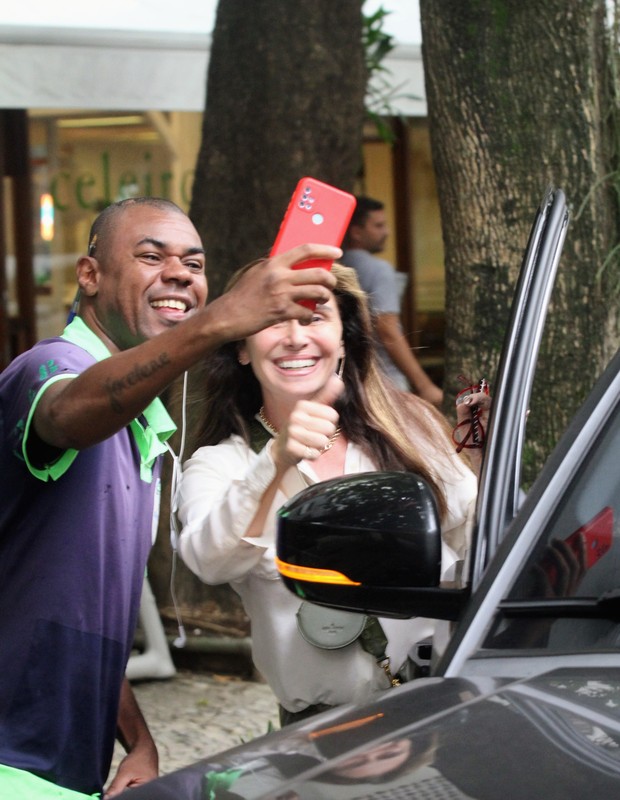 Giovanna Antonelli posa para selfie com admirador (Foto: Daniel Delmiro/AgNews)