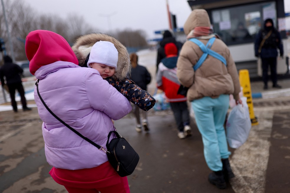 Refugiados deixam a Ucrânia pela fronteira da Moldávia — Foto: Arte g1