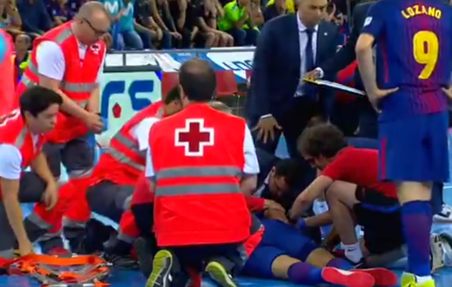 Brasileiro Do Barcelona Da Entrada Violenta Em Rival Leva A Pior