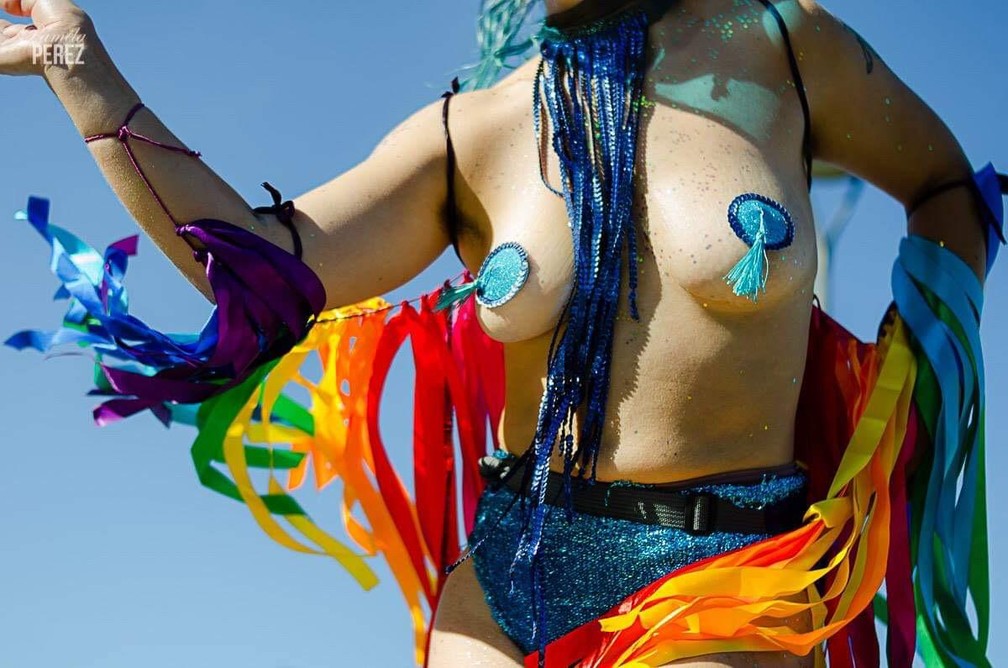 Acessórios que cobrem apenas os mamilos viram tendência no carnaval do Rio — Foto: Pâmela Perez Fotografia