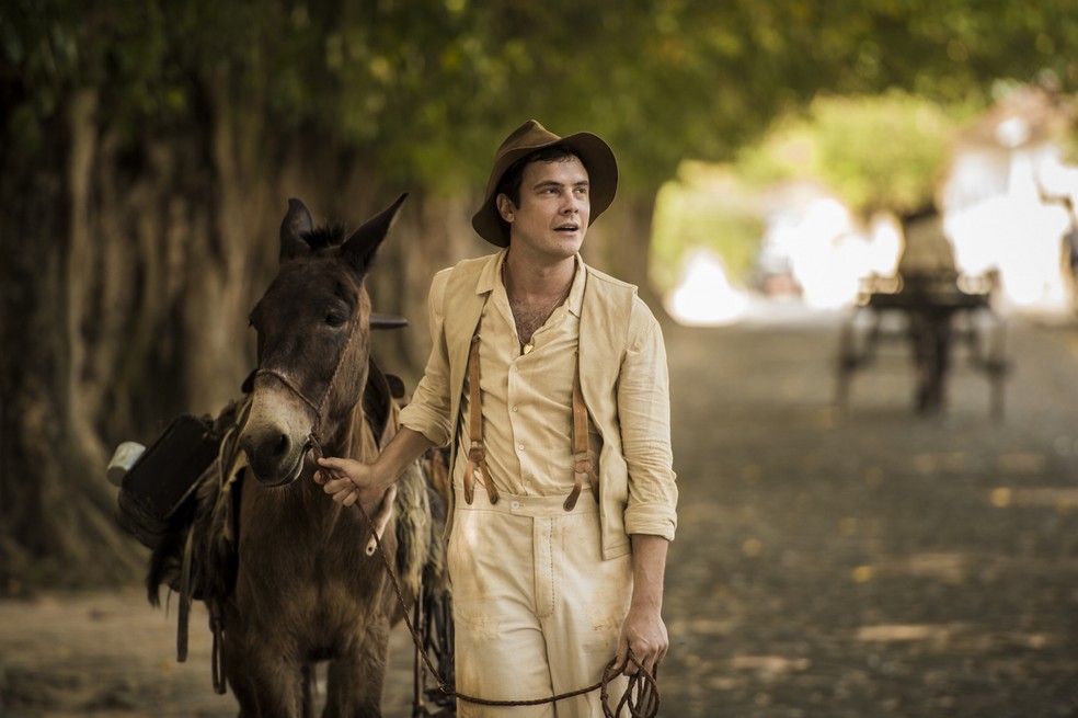 Em 'Eta Mundo Bom!', que está de volta ao 'Vale a Pena Ver de Novo', Sergio Guizé interpreta o doce e otimista Candinho — Foto: João Cotta/Globo