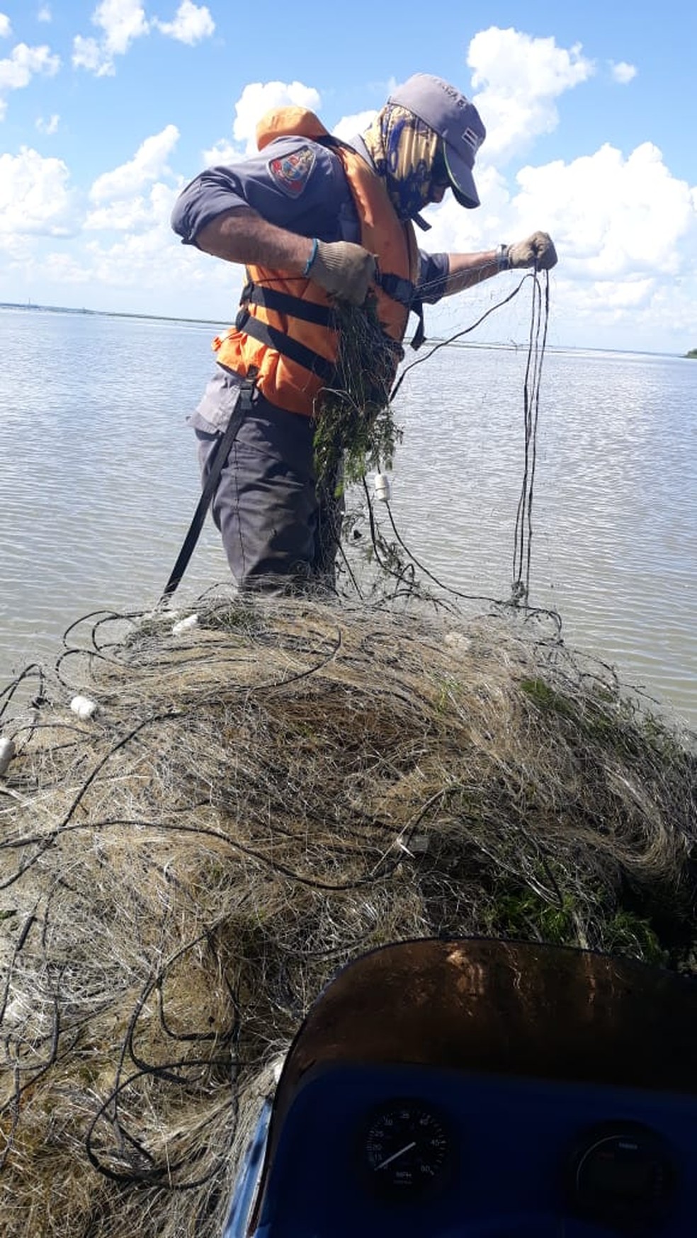Redes de pesca foram apreendidas em Presidente Epitácio — Foto: Polícia Ambiental